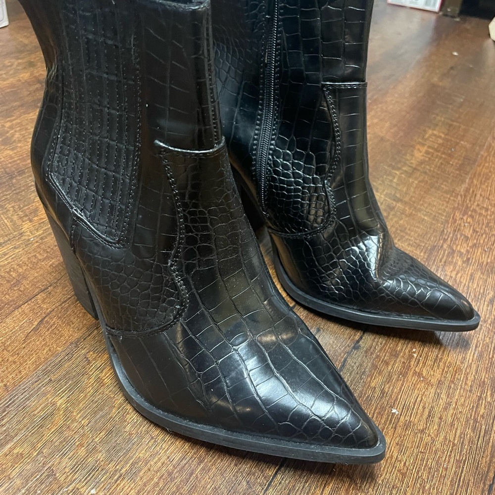LIKE NEW Elegant Black Croc-Embossed Women's Boots